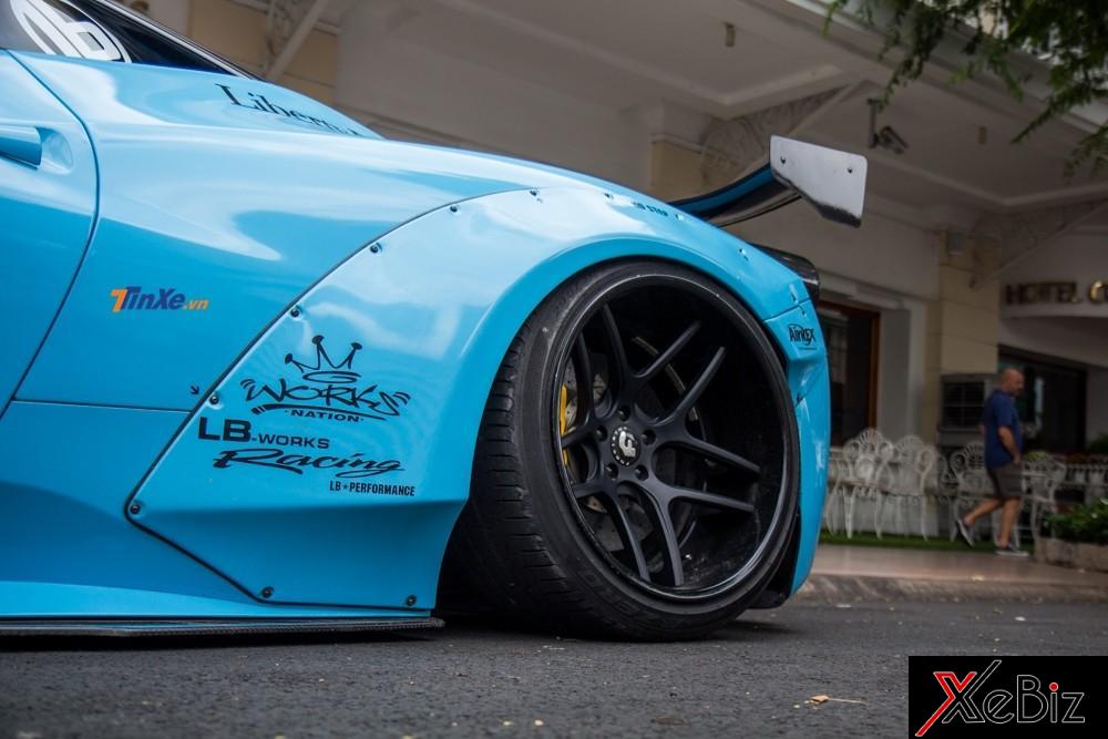 Khi hạ gầm hết mức, mâm Forgiato của siêu xe Ferrari 458 Italia sẽ hơi choãi vào trong Khi hạ gầm hết mức, mâm Forgiato của siêu xe Ferrari 458 Italia sẽ hơi choãi vào trong