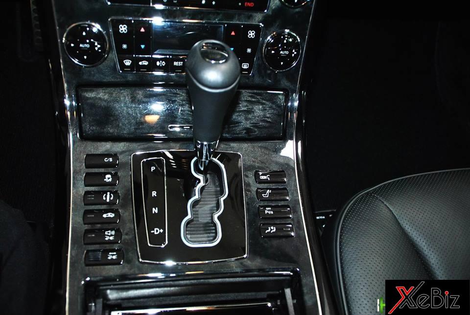 Động cơ kết hợp cùng hộp số 5 cấp, Maybach 62S tăng tốc từ vị trí xuất phát lên 100 km/h chỉ trong vòng 4,5 giây trước khi&nbsp;đạt vận tốc tối&nbsp;đa 250 km/h.