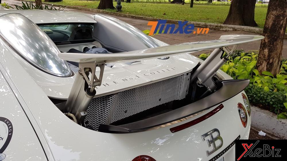 Bugatti Veyron được trang bị động cơ 16 xy-lanh xếp hình chữ W, dung tích 8 lít, 64 van, 4 trục cam, 4 bộ tăng áp, sản sinh công suất tối đa 1.001 mã lực Bugatti Veyron được trang bị động cơ 16 xy-lanh xếp hình chữ W, dung tích 8 lít, 64 van, 4 trục cam, 4 bộ tăng áp, sản sinh công suất tối đa 1.001 mã lực