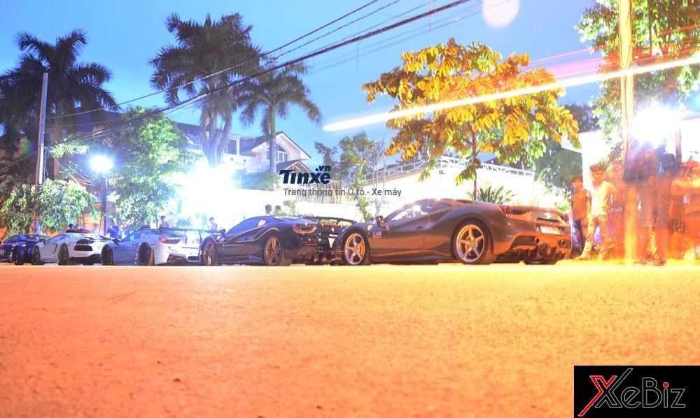 Dàn siêu xe của các thành viên Car & Passion xếp hàng dài trên phố.