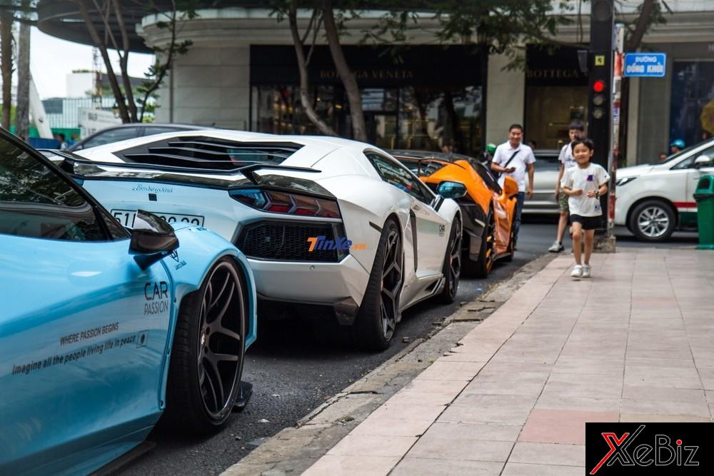 Rất đông du khách đứng lại chụp ảnh cùng 3 chiếc siêu xe độ body kit độc nhất vô nhị tại Việt Nam Rất đông du khách đứng lại chụp ảnh cùng 3 chiếc siêu xe độ body kit độc nhất vô nhị tại Việt Nam