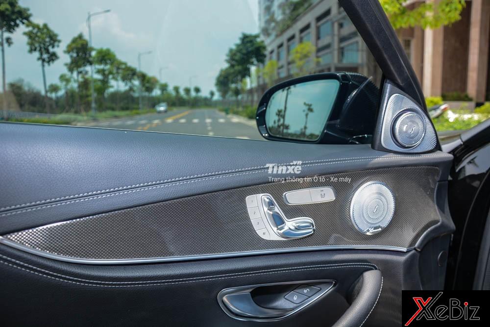 Mercedes-Benz E300 AMG có ghế trước điều chỉnh điện và nhớ 3 vị trí. So với đời cũ,  E300 AMG thế hệ mới sử dụng rạp hát là dàn loa Burmester 13 loa công suất 590 watt tương tự như sedan hạng sang S-class.  Mercedes-Benz E300 AMG có ghế trước điều chỉnh điện và nhớ 3 vị trí. So với đời cũ,  E300 AMG thế hệ mới sử dụng rạp hát là dàn loa Burmester 13 loa công suất 590 watt tương tự như sedan hạng sang S-class.