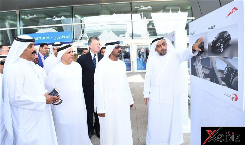 Xe điện Tesla dùng làm taxi ở sân bay Dubai Taxi điện Tesla ở Dubai