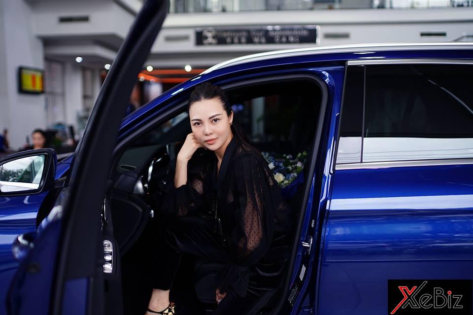Người đẹp từng đạt giải tại cuộc thi hoa hậu Việt thế giới năm 2013 không khỏi xúc động khi đến nhận xe. Người đẹp từng đạt giải tại cuộc thi hoa hậu Việt thế giới năm 2013 không khỏi xúc động khi đến nhận xe.