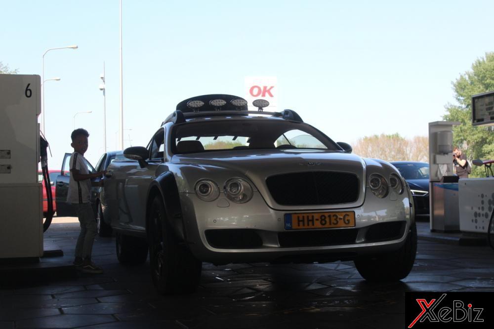 Chiếc Bentley Continental GT độ theo phong cách off-road xuất hiện tại một cây xăng