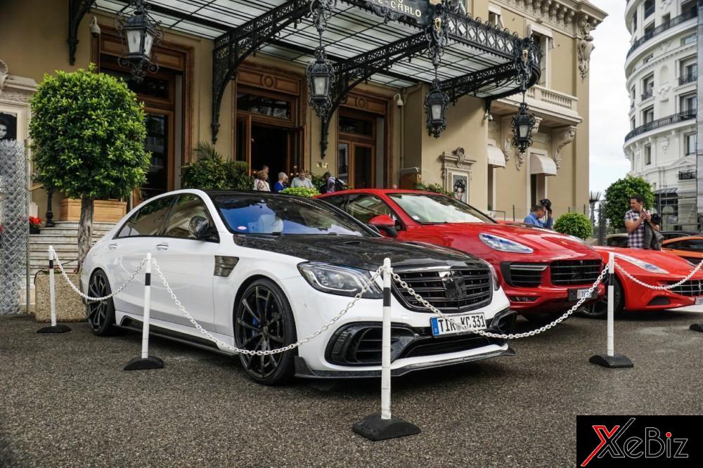 Tuy nhiên, không chỉ có siêu xe, trên đường phố Monaco còn xuất hiện rất nhiều mẫu xế độ nổi tiếng và 1 trong số đó có thể kể đến Mercedes-AMG S63 Signature Edition của hãng độ Mansory mới bị bắt gặp đỗ cùng 1 chiếc Porsche Cayenne và cặp đôi siêu xe Ferrari F12 Berlinetta và McLaren màu cam nổi bần bật. Tuy nhiên, không chỉ có siêu xe, trên đường phố Monaco còn xuất hiện rất nhiều mẫu xế độ nổi tiếng và 1 trong số đó có thể kể đến Mercedes-AMG S63 Signature Edition của hãng độ Mansory mới bị bắt gặp đỗ cùng 1 chiếc Porsche Cayenne và cặp đôi siêu xe Ferrari F12 Berlinetta và McLaren màu cam nổi bần bật.