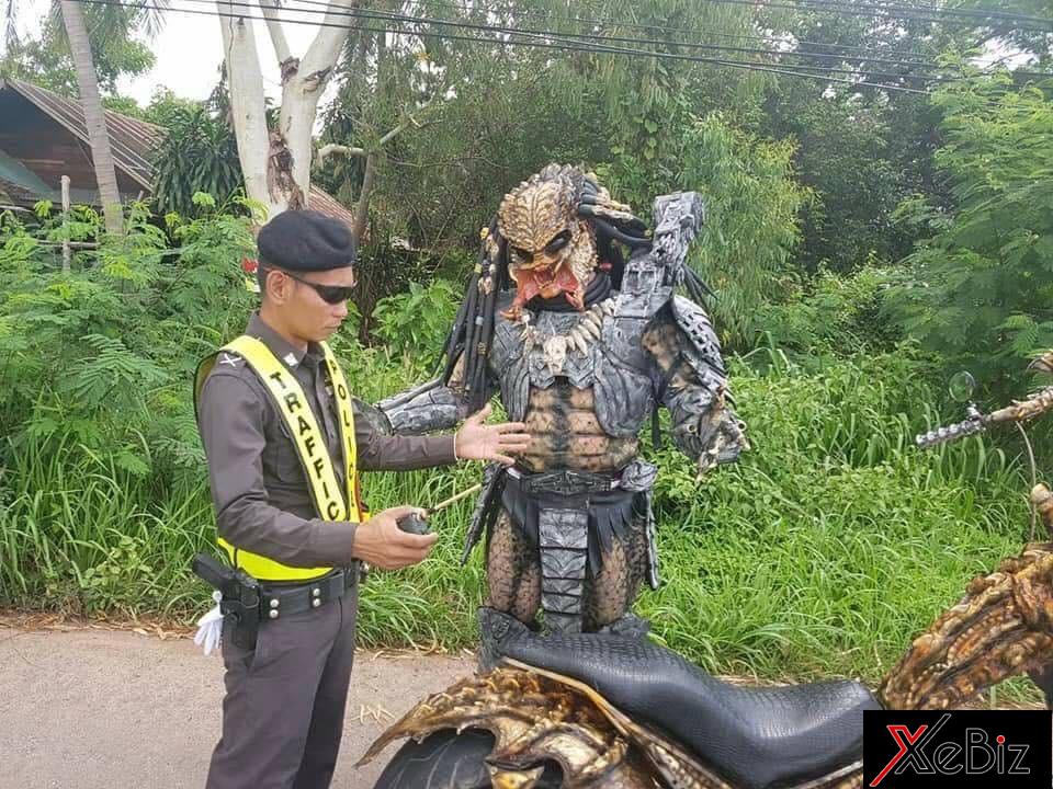 Hình ảnh biker giả dạng Predator đụng độ cảnh sát giao thông khiến cư dân mạng cảm thấy thích thú Hình ảnh biker giả dạng Predator đụng độ cảnh sát giao thông khiến cư dân mạng cảm thấy thích thú