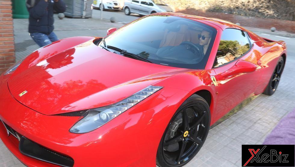 Neymar sau vô lăng siêu xe mui trần Ferrari 458 Spider. Neymar sau vô lăng siêu xe mui trần Ferrari 458 Spider.