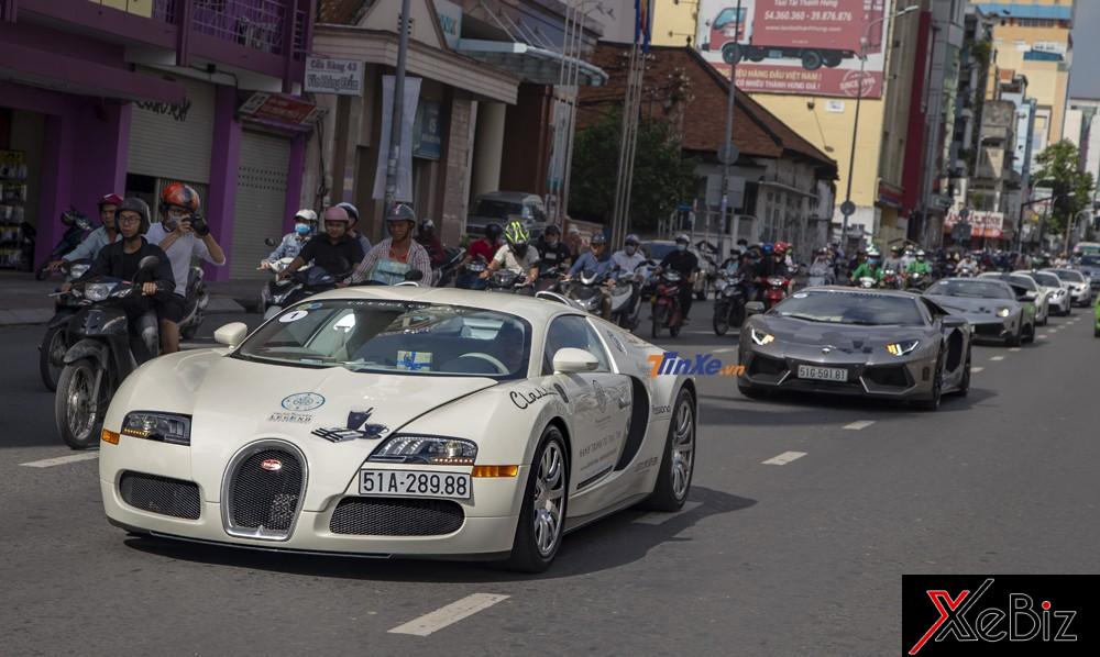 Bugatti Veyron lúc dẫn đoàn siêu xe của Chủ tịch Trung Nguyên từ Tp.HCM đi xuyên Việt ra Hà Nội