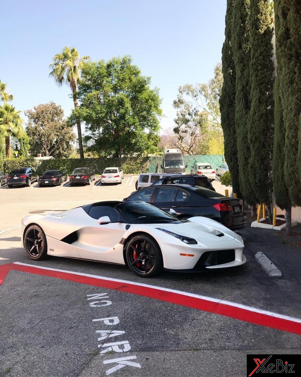 Ferrari LaFerrari Aperta của Hamilton được sơn màu trắng muốt Ferrari LaFerrari Aperta của Hamilton được sơn màu trắng muốt