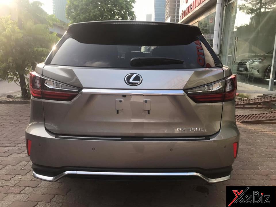Lexus RX 7 chỗ&nbsp;đầu tiên cập bến tại&nbsp;Việt Nam thuộc phiên bản RX350, mẫu crossover hạng sang này&nbsp;có mức giá chào bán khoảng 5 tỷ&nbsp;Đồng và hiện chưa có ai&nbsp;đặt cọc