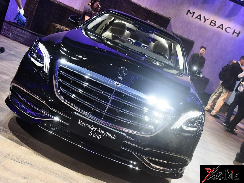 Đầu xe của Mercedes-Maybach S680 2018 được trang bị lưới tản nhiệt mạ crôm với 3 thanh ngang Đầu xe của Mercedes-Maybach S680 2018 được trang bị lưới tản nhiệt mạ crôm với 3 thanh ngang