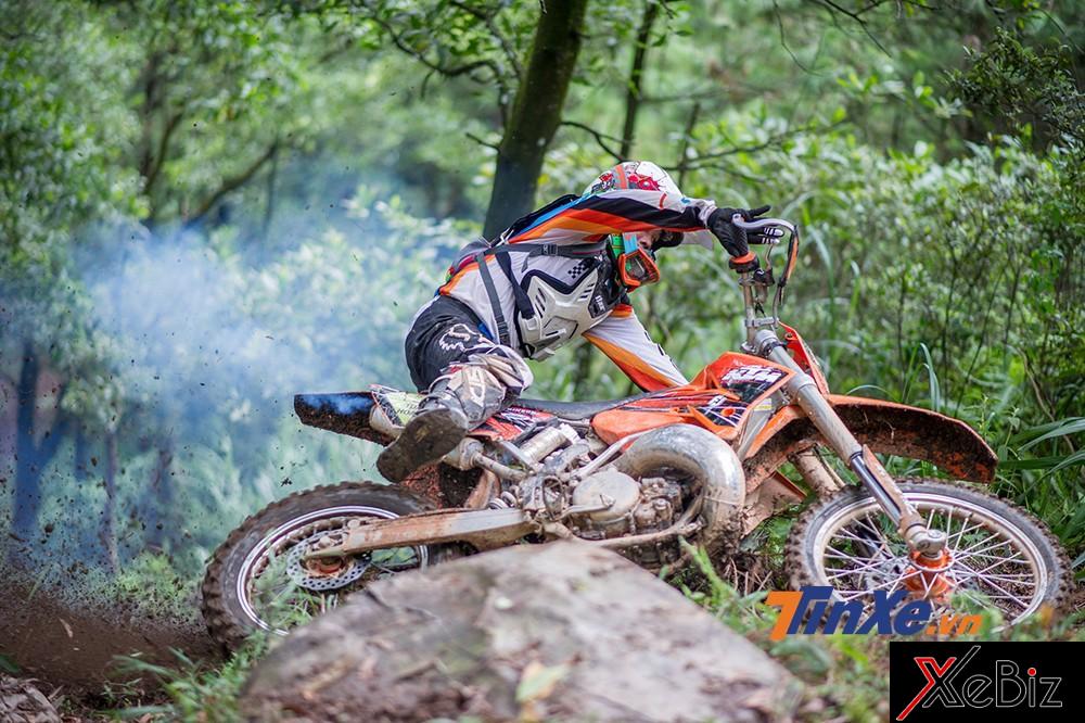 Không chỉ mồ hôi mà có cả máu cùng sự đau đớn khi chơi cào cào Enduro.