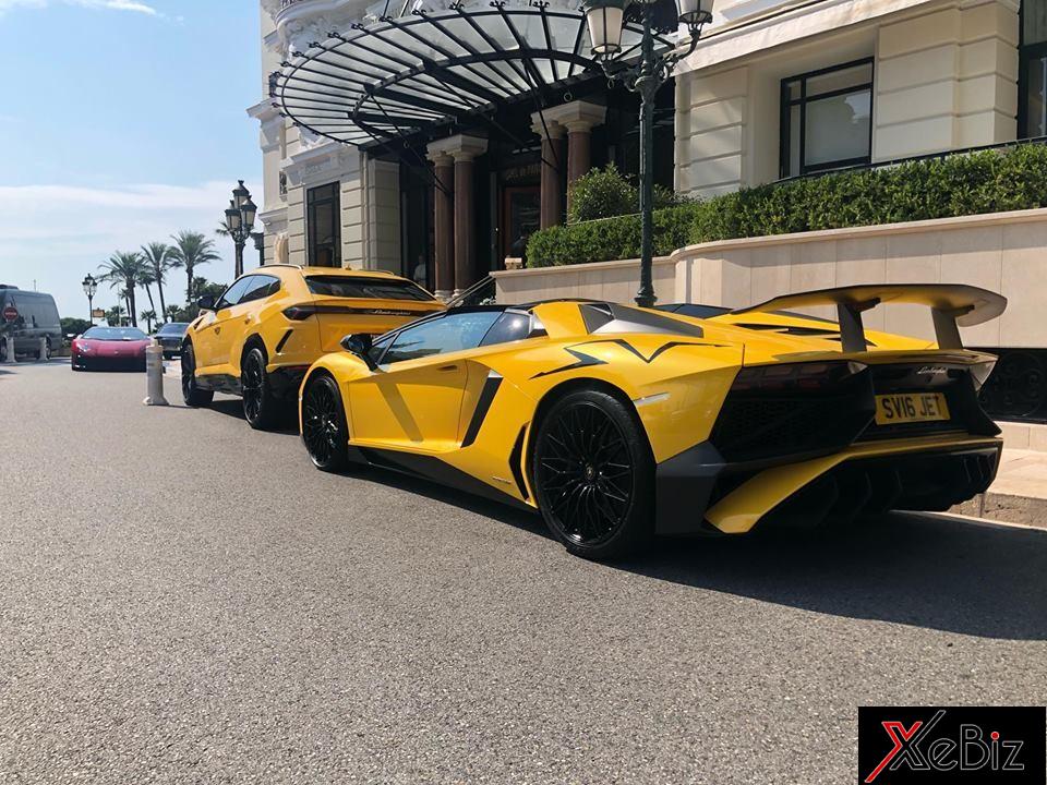 Siêu SUV Lamborghini Urus và siêu xe Lamborghini Aventador LP750-4 SV Roadster đỗ cùng nhau đều có chung bộ áo màu vàng Siêu SUV Lamborghini Urus và siêu xe Lamborghini Aventador LP750-4 SV Roadster đỗ cùng nhau đều có chung bộ áo màu vàng