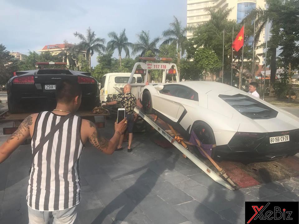 Người dân hiếu kỳ chụp ảnh cặp đôi siêu xe Lamborghini Người dân hiếu kỳ chụp ảnh cặp đôi siêu xe Lamborghini