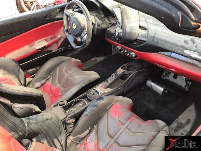 Siêu xe Ferrari bám đầy bùn đất Siêu xe Ferrari thiệt hại nặng nề sau siêu bão