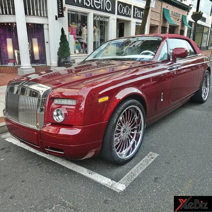 Rolls-Royce Phantom Drophead Coupe trong màu sơn đỏ đậm  Rolls-Royce Phantom Drophead Coupe có màu Fux Candy Red