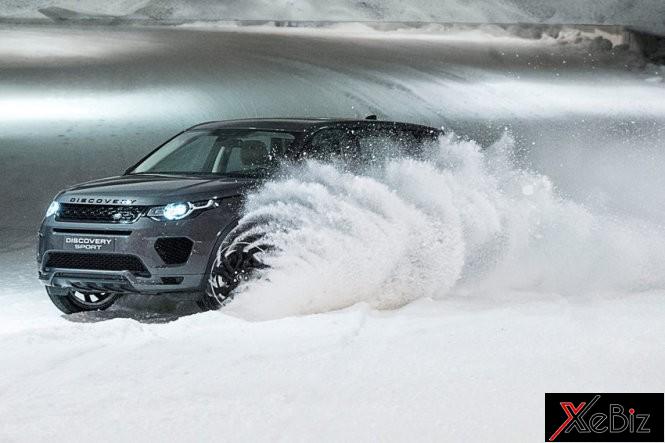 Chó husky thách thức Discovery Sport 2018 trên địa hình băng tuyết 3