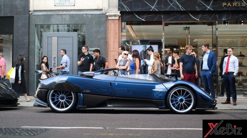 Rất đông người hâm mộ dòng siêu xe Pagani cũng như du khách vây quanh xem siêu xe Pagani Zonda HP Barchetta