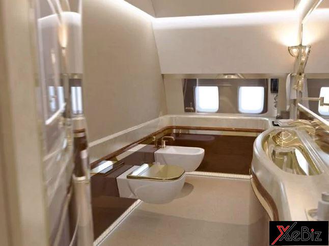 Nhà vệ sinh cực sang trọng với các chi tiết bằng vàng sáng bóng