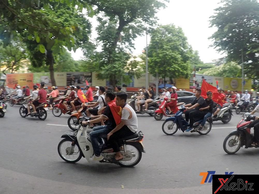 Tuy nhiên, sau đó lại đông lên nhanh chóng vì các cổ động viên đã xuống đường cổ vũ.