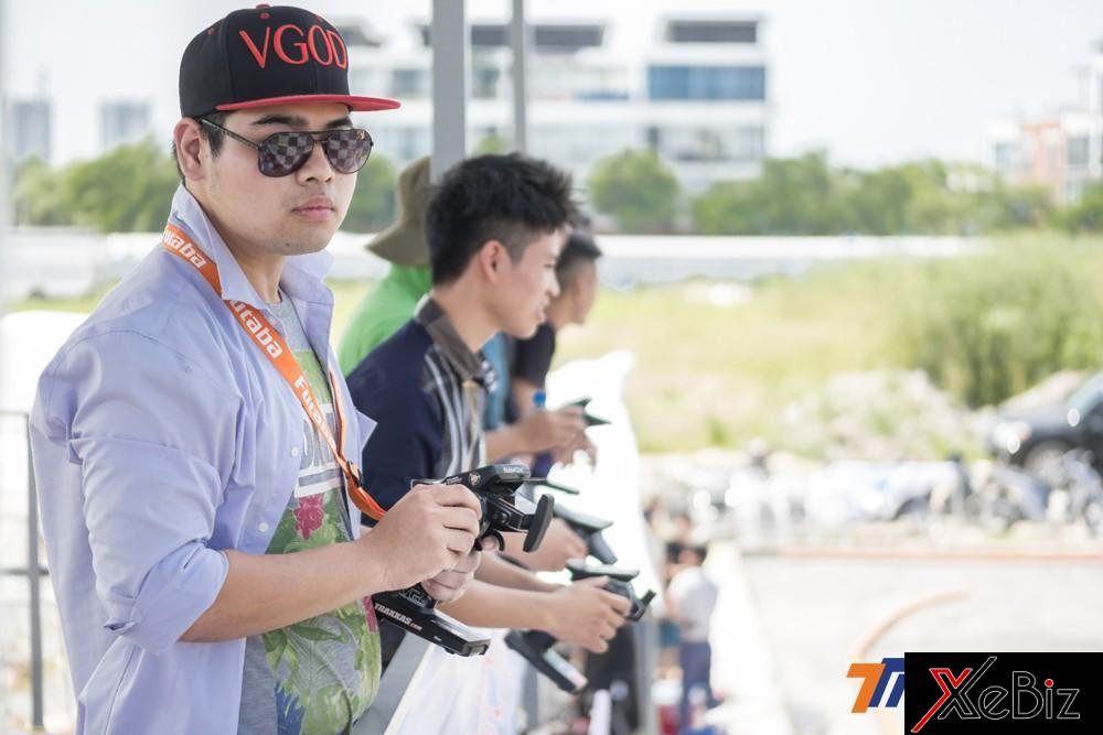 Thay vì ngồi trong cabin xe thì các tay lái xe mô hình điều khiển từ xa sẽ đứng từ trên cao để lái xe.