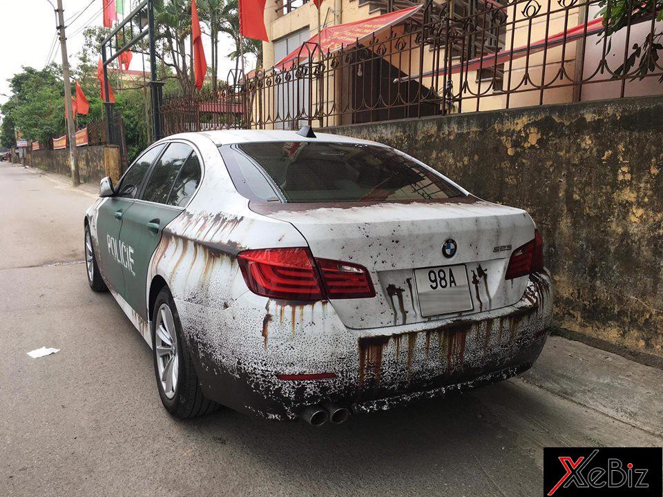 Ngoại thất chiếc BMW 523i trông khá cũ và bẩn