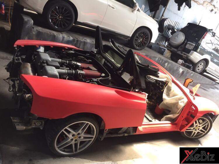 Chiếc Ferrari 360 Spider được thay áo đỏ nhám và đang trong quá trình phục hồi nguyên bản