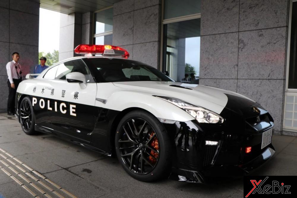 Chiếc Nissan GT-R được sơn màu đen phối trắng