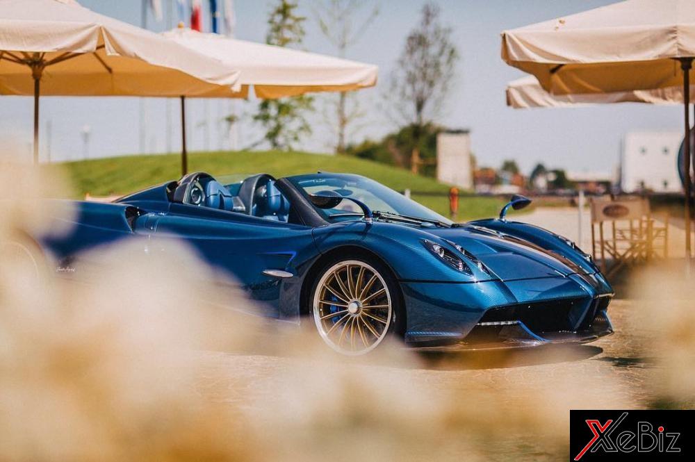 Pagani Huayra Roadster được trưng bày bên ngoài đại lý Pagani ở Nhật Bản