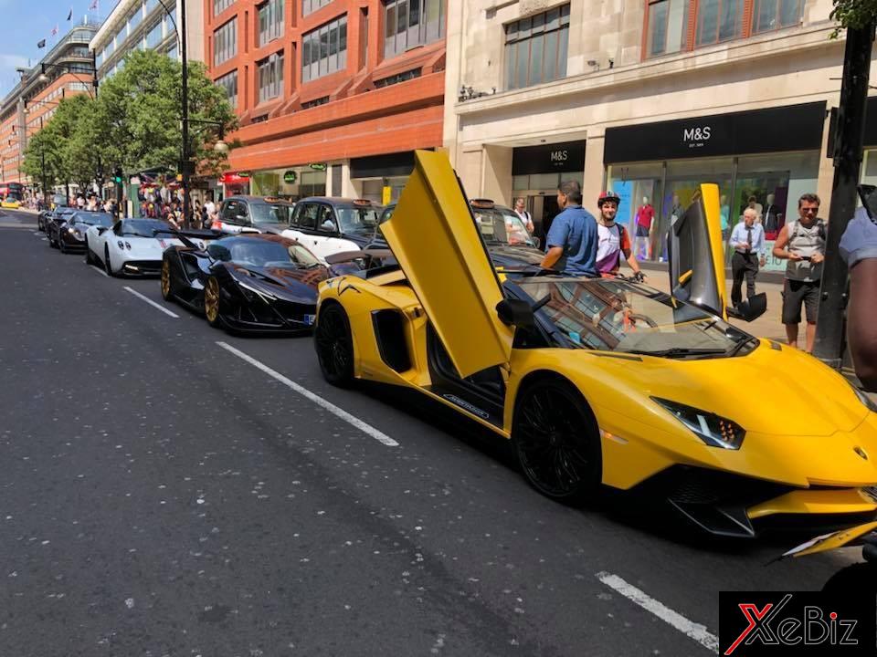 Hàng dài siêu xe triệu USD nối đuôi nhau trên đường phố London. Hàng dài siêu xe triệu USD nối đuôi nhau trên đường phố London.
