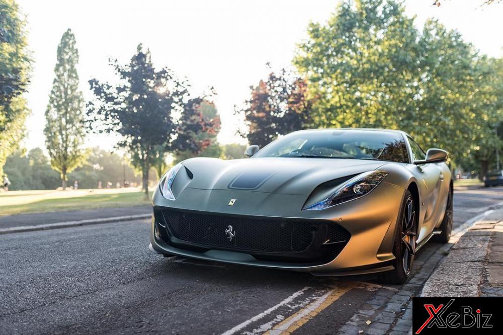 Ngoại thất siêu xe Ferrari 812 Superfast mới bàn giao cho đầu bếp Gordon Ramsay có bộ áo xanh quân đội mờ.