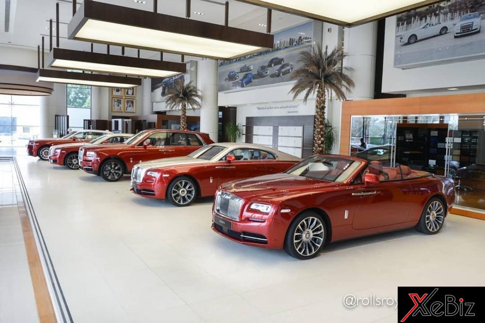 Theo tìm hiểu của chúng tôi, đại lý Rolls-Royce tại Các Tiểu vương quốc Ả Rập Thống nhất có không dưới 20 chiếc xe siêu sang Anh quốc cho các khách hàng xem mắt. Tuy nhiên, họ lại cho trưng bày 1 dàn xe đồng màu và có đầy đủ các phiên bản như Rolls-Royce Ghost Series II, Wraith, Dawn, Phantom VIII và đặc biệt nhất chính là gã khổng lồ Cullinan