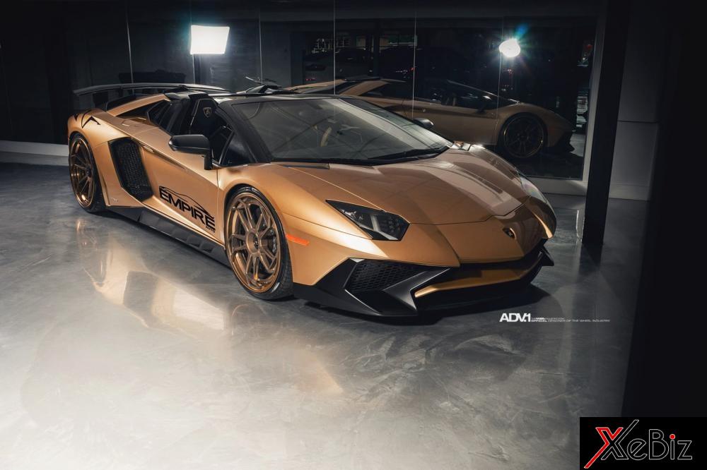 Siêu xe Lamborghini Aventador SV mui trần trong bài viết này đập vào mắt người xem chính là bộ áo vàng đồng nhám ấn tượng