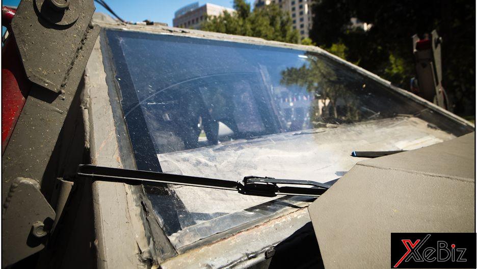 Xe sử dụng kính chống đạn quân sự