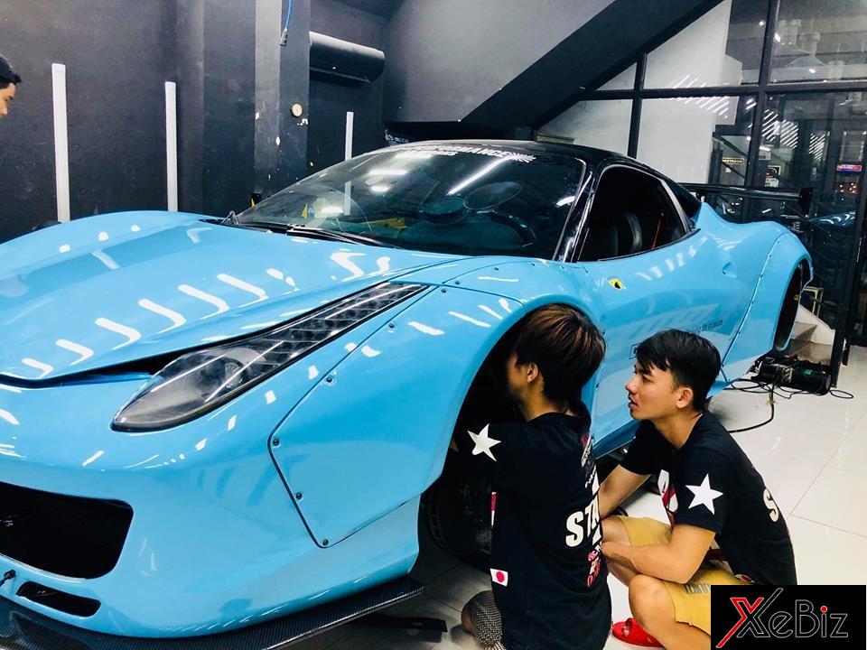 Bộ áo của siêu xe này theo phương pháp dán đề-can. Bộ áo của siêu xe này theo phương pháp dán đề-can.