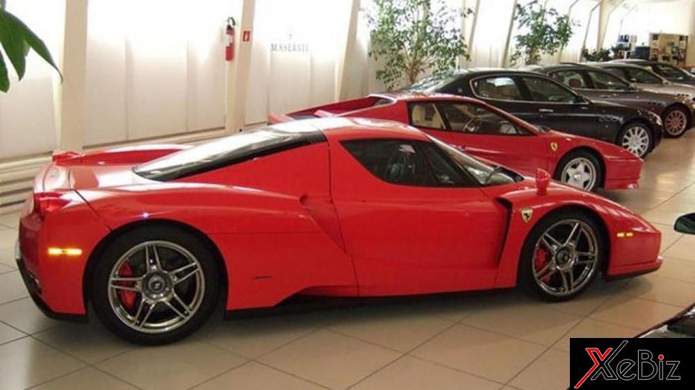 Siêu xe Ferrari Enzo này có màu đỏ Rosso Scuderia Siêu xe Ferrari Enzo này có màu đỏ Rosso Scuderia