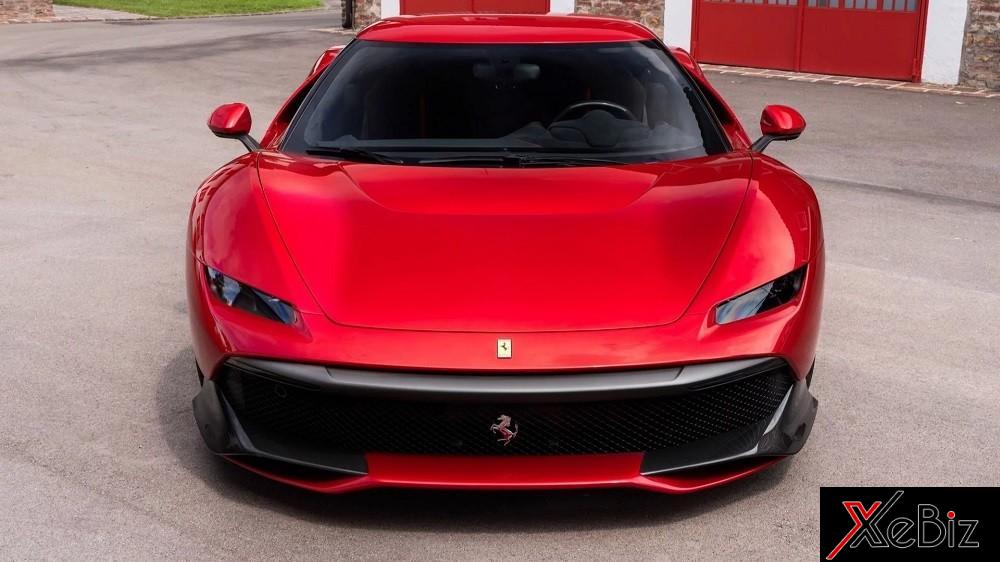 Cận cảnh đầu xe của Ferrari SP38 với cụm đèn pha nhỏ nằm ngang