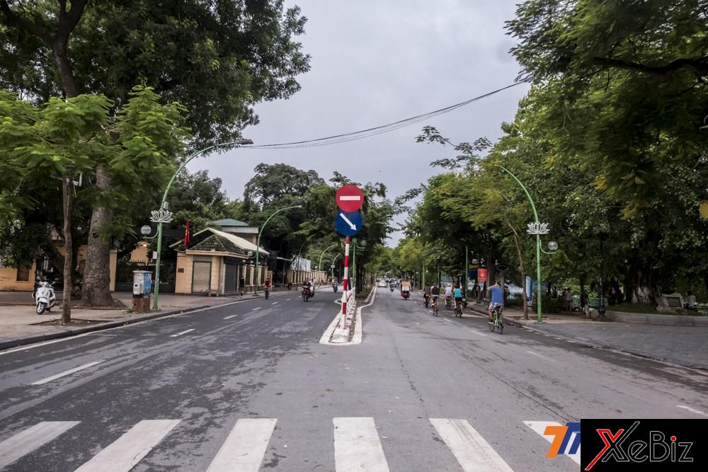 Đường Thanh Niên vắng bóng các phương tiện giao thông.