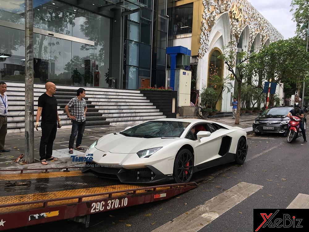 Chiếc xe được hạ xuống khỏi xe cứu hộ một cách cẩn thận Chiếc xe được hạ xuống khỏi xe cứu hộ một cách cẩn thận