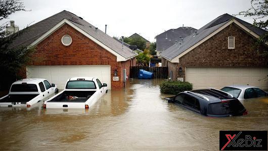 Các đại lý tăng lượng hàng tồn kho để thay thế ô tô bị hỏng Bão Harvey ảnh hưởng nghiêm trọng đến ô tô Mỹ