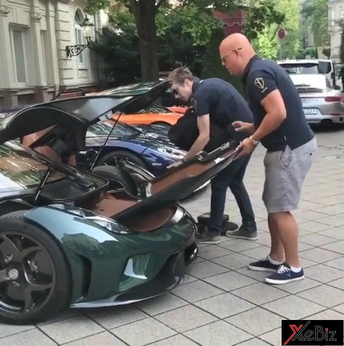 Chủ tịch của Koenigsegg mất đến 20 giây để đút chiếc mui cứng siêu xe triệu đô Koenigsegg Regera vào đúng vị trí