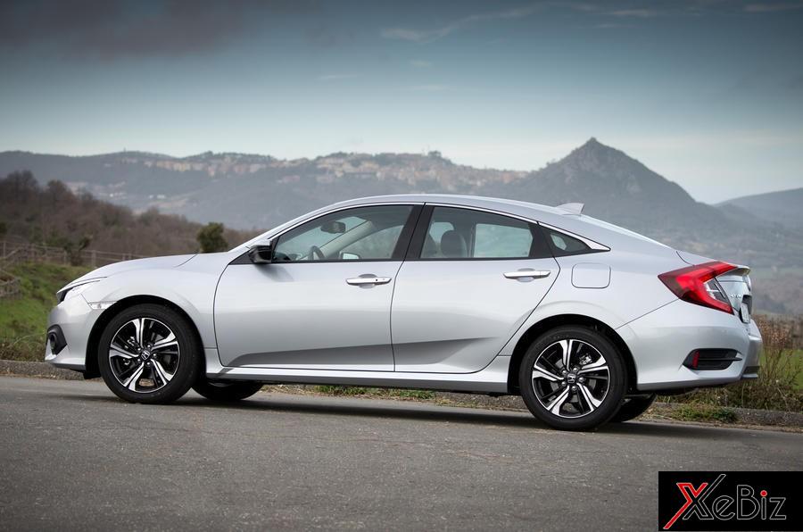 Honda Civic Sedan 2018 dài và cao hơn phiên bản hatchback