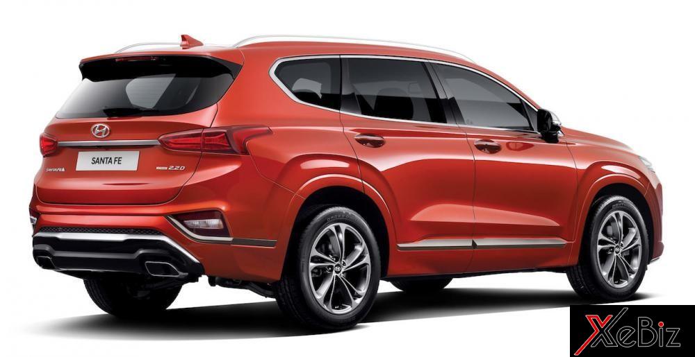 Hyundai Santa Fe Inspiration được trang bị tấm ốp gầm và 2 ống xả phía sau