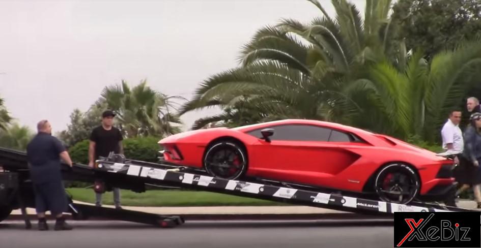 Chiếc siêu xe được đưa từ ô tô cứu hộ xuống đất Chiếc siêu xe được đưa từ ô tô cứu hộ xuống đất