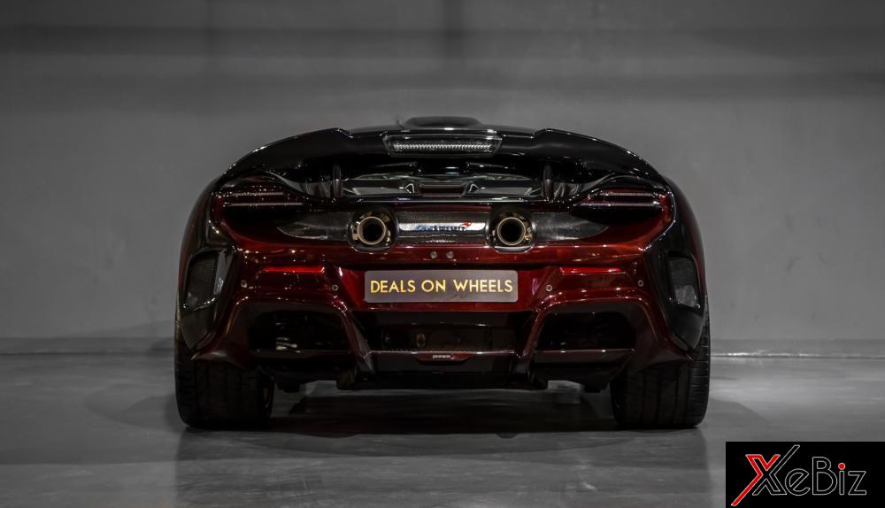 Ở ngoại hình, mẫu xe&nbsp;hàng hiếm&nbsp;McLaren 675LT đang được một đại lý siêu xe ở Dubai&nbsp;rao bán sở hữu bộ&nbsp;áo 2 màu sơn là&nbsp;đen bóng kết hợp với sợi carbon&nbsp;đỏ&nbsp;ở một số chi tiết như cản va trước/sau,&nbsp;ốp sườn,&nbsp;ốp hốc gió bên hông, vỏ gương&nbsp;