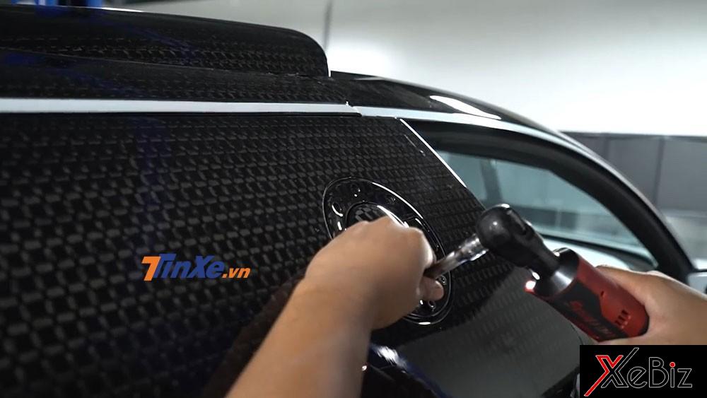 Thợ tháo ốc ở nắp bình xăng của chiếc Bugatti Veyron Thợ tháo ốc ở nắp bình xăng của chiếc Bugatti Veyron