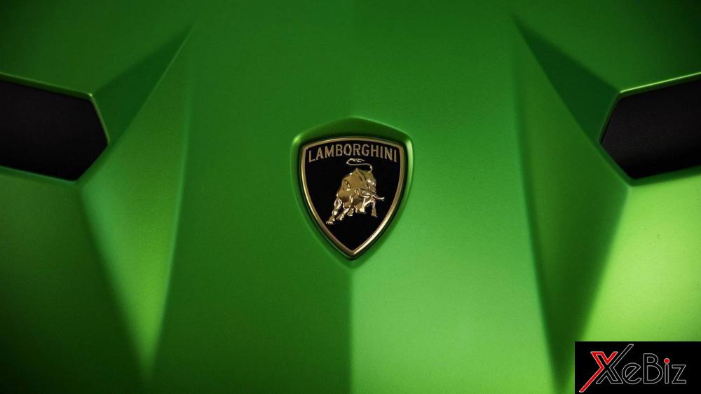 Lamborghini Aventador SVJ có 2 hốc gió vây quanh logo trên nắp capô Lamborghini Aventador SVJ có 2 hốc gió vây quanh logo trên nắp capô