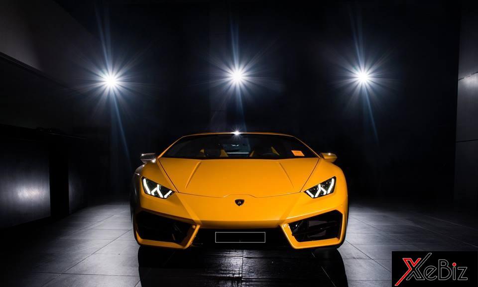  Lamborghini Huracan LP580-2 đang được trưng bày trong Nam có ngoại thất màu vàng rực