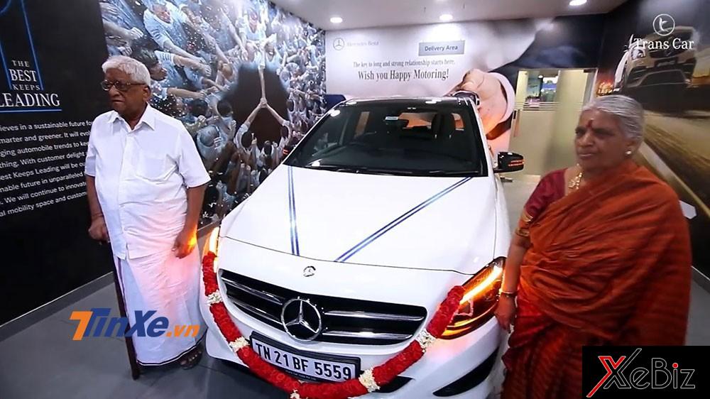 Vợ chồng lão nông chụp ảnh cùng chiếc Mercedes-Benz B-Cla Vợ chồng lão nông chụp ảnh cùng chiếc Mercedes-Benz B-Cla